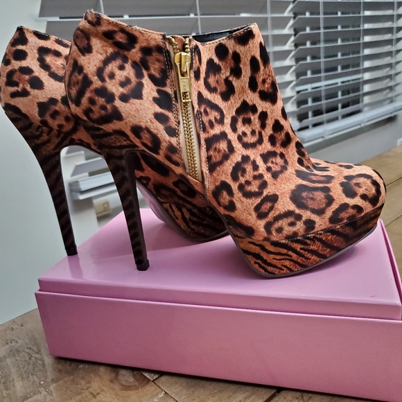 Material Girl Cheetah print booties - Picture 5 of 6